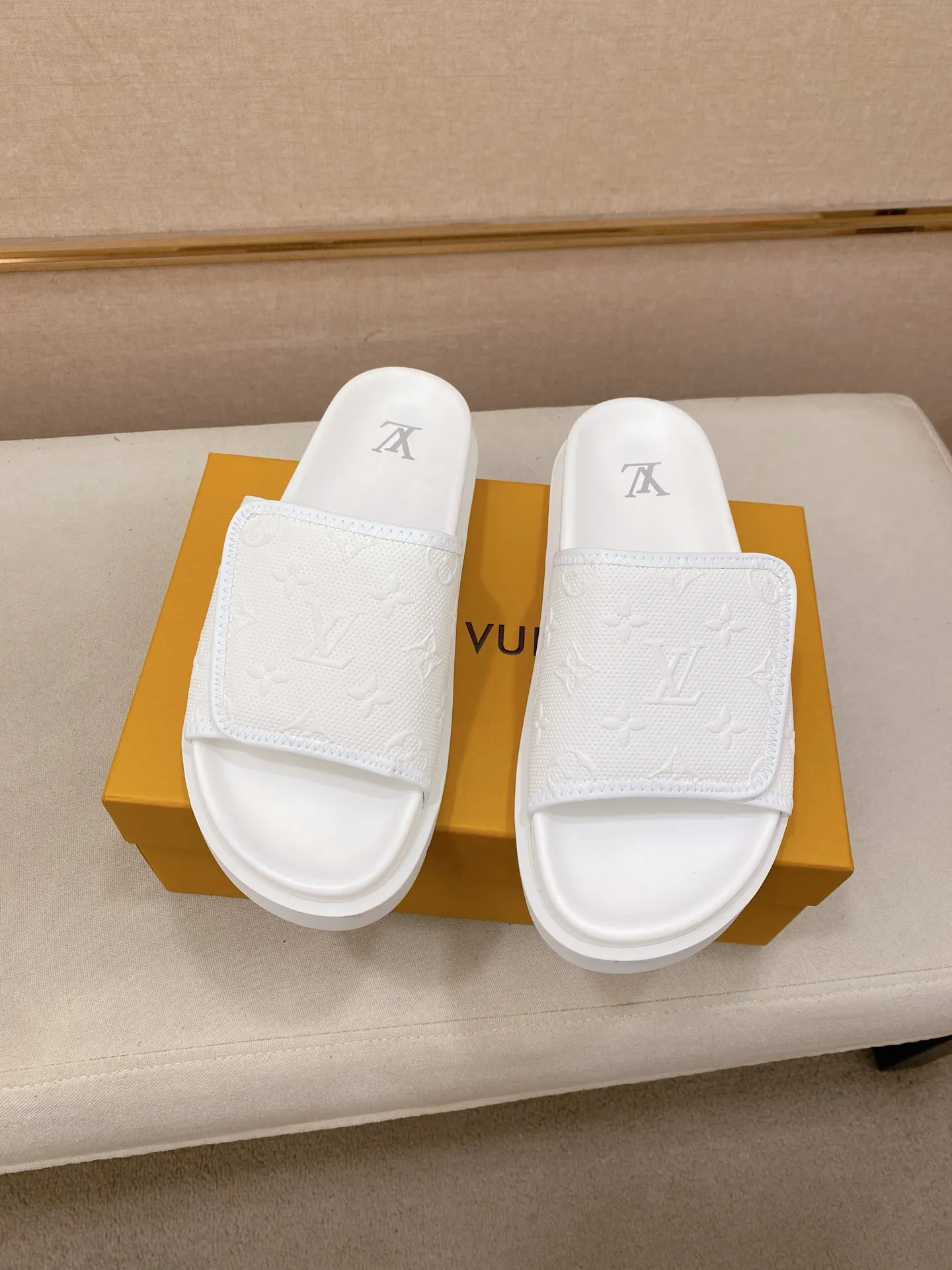 Men's shoes💰: 320💰Made by LV🔍Top purchasing agent, men's spring and summer slippers are available at the same counter. The uppers are made of cowhide imported from Italy, with logo graphics and high-quality craftsmanship. Soles: original soles specially provided by the original factory. Exclusive molded soles are super comfortable. Original goods with single order, 🔍🔍high quality, you can enter and exit the counter at will. Welcome to compare, code number 38-44.